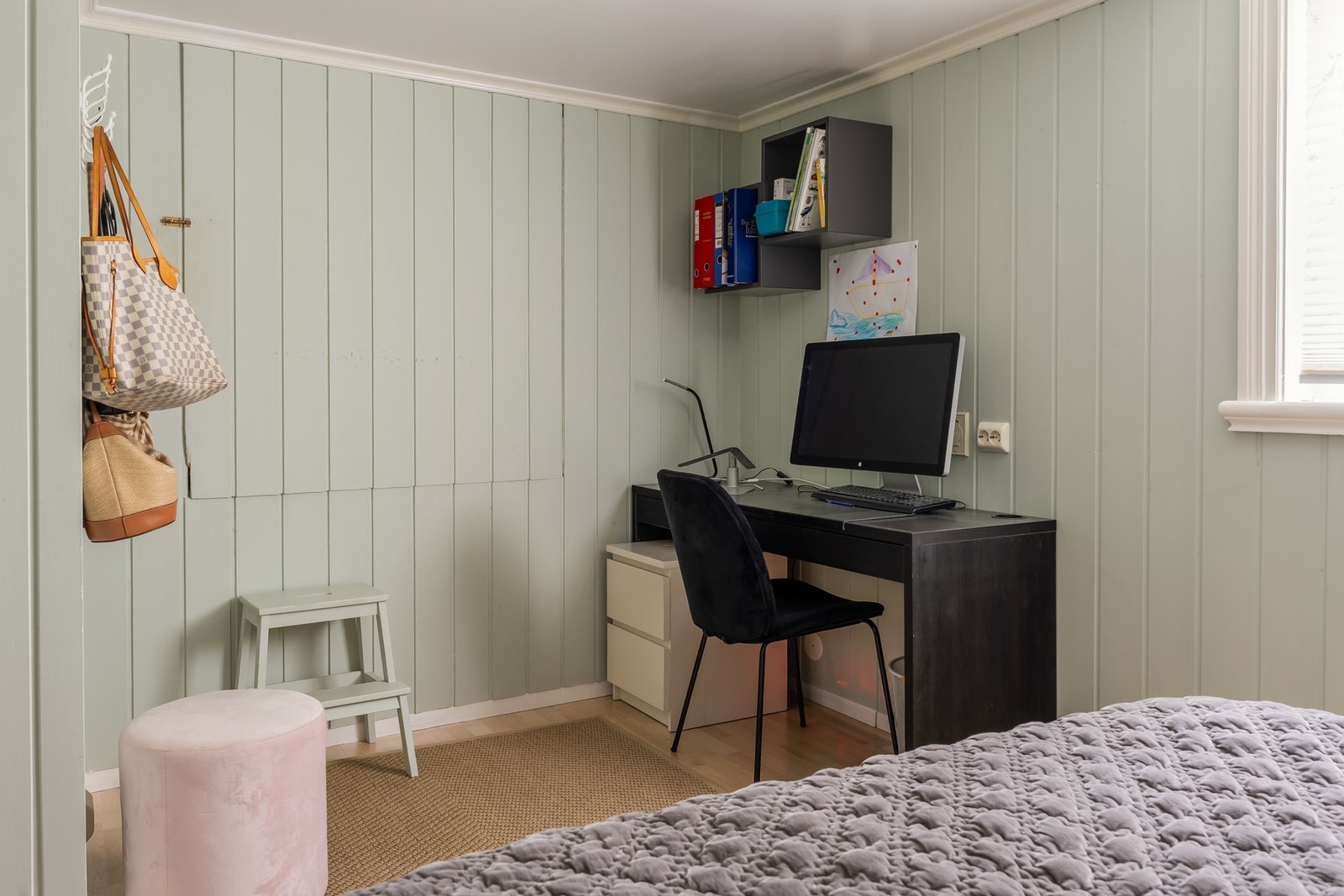 I kjeller finner man et rom på 11,5m². Rommet er godkjent som stue og har av selger blitt benyttet som kombinert stue og gjesterom.