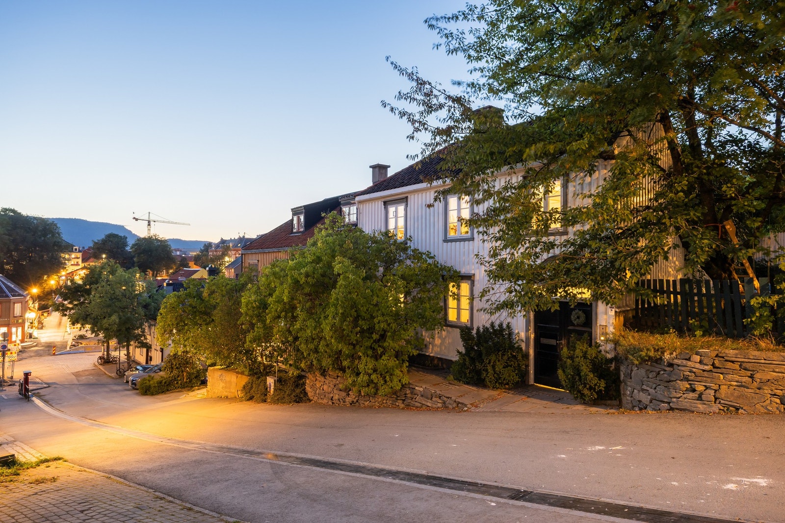 Eiendommen er en hel bygård, i dag benyttet som enebolig i forgård med utleiedel i bakgård.