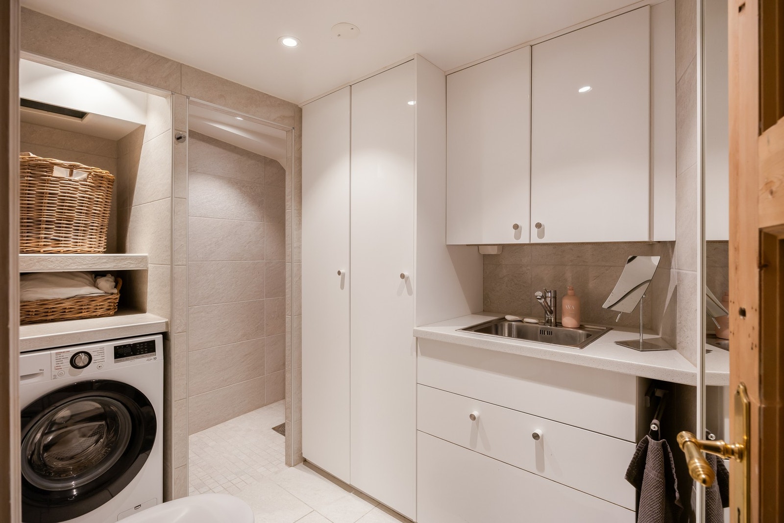 Smakfult bad/vaskerom på 5m². Rommet ble renovert i 2016 og har fliser på vegger og gulv.