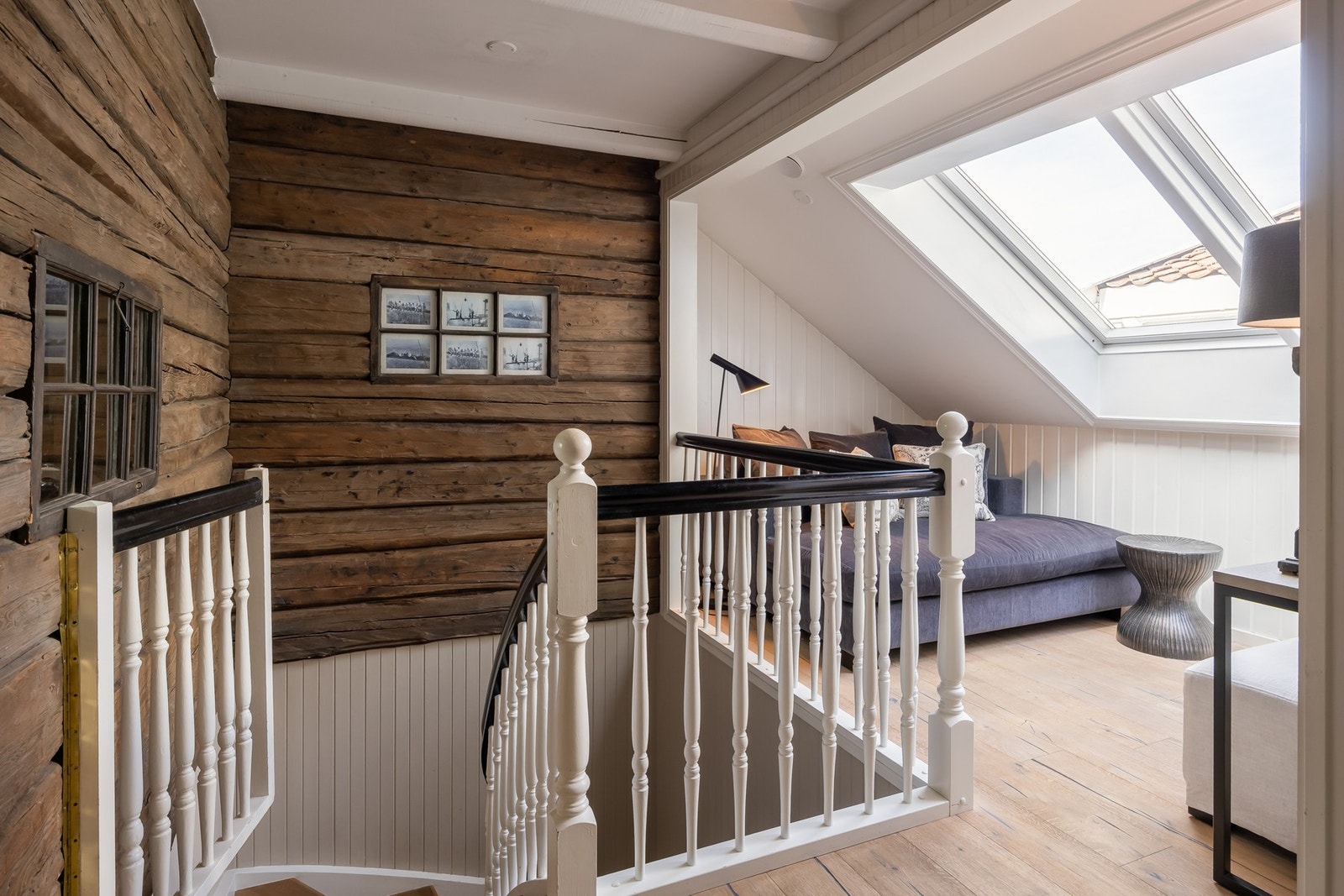 Stuen er to-delt og originalt var denne delen av stuen avdelt i et eget rom.