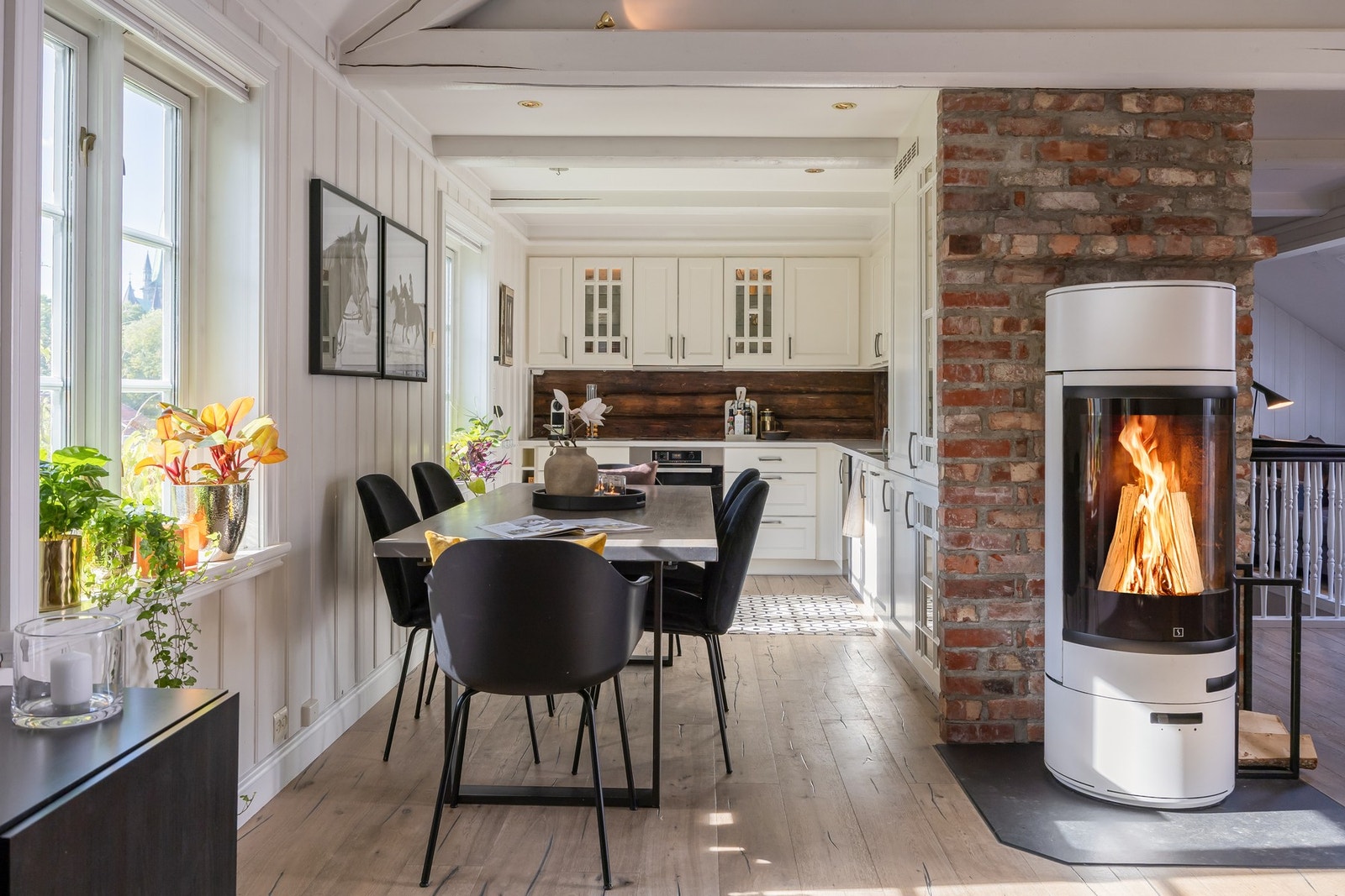 Lys og luftig stue og kjøkken i delvis åpen løsning.