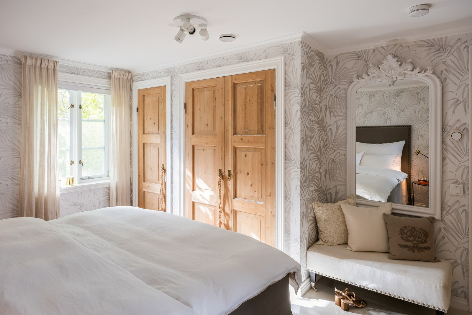 Soverom 1. Soverommet har plassbygd garderobeskap.