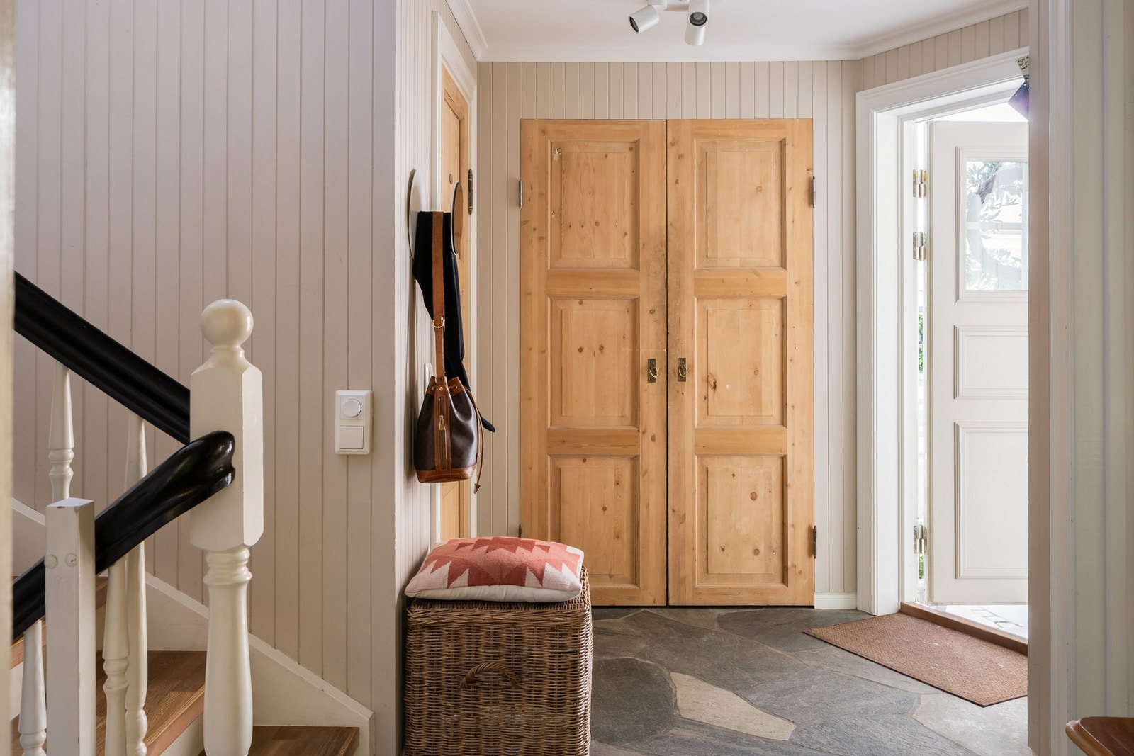 Oppbevaring i garderobeskap i entré.