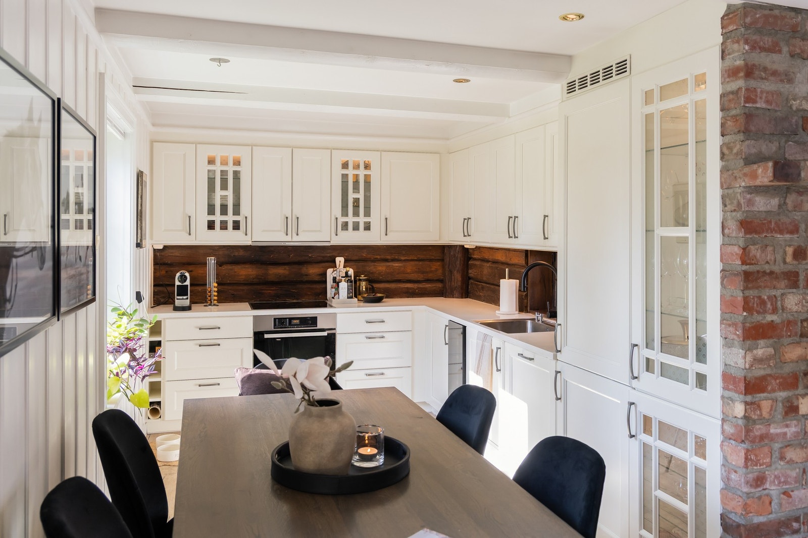 Benkeplater i kompositt, underlimt vask og Quooker blandebatteri. Kjøkkenet har rikelig med både oppbevarings- og benkeplass.