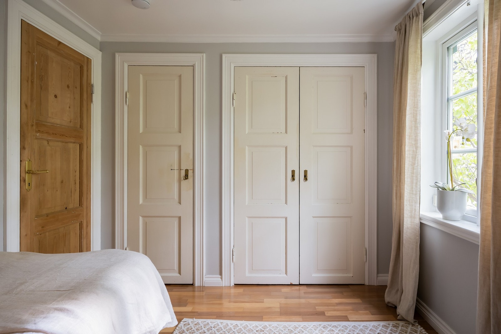 Soverom 2. Soverommet har plassbygd garderobeskap.