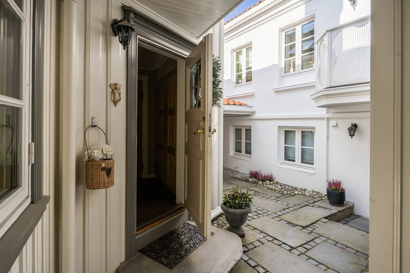 Bakgården er murgård fra slutten av 1800-tallet, totalrenovert i forbindelse med oppføring av forgård i 1997.