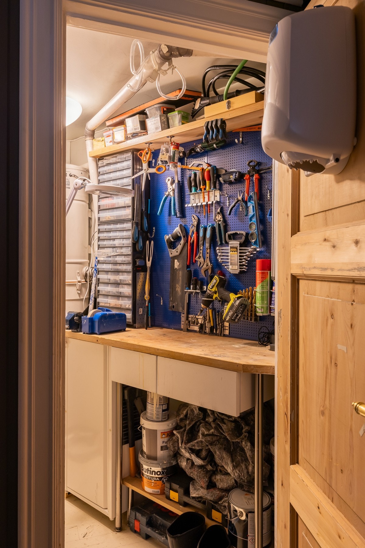 I kjeller har man en bod på 2m² samt en større krypkjeller. Krypkjeller er tørr og benyttes til lagringsplass.