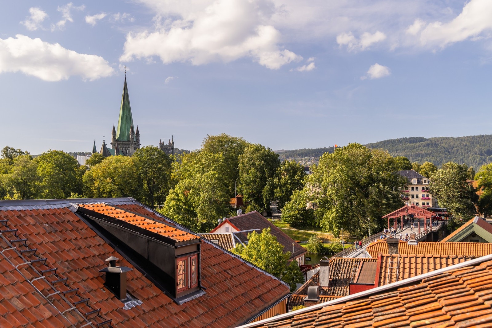 Fra en privat takterrasse har man nydelig utsikt mot Nidelva og Nidarosdomen, samt svært gode solforhold.