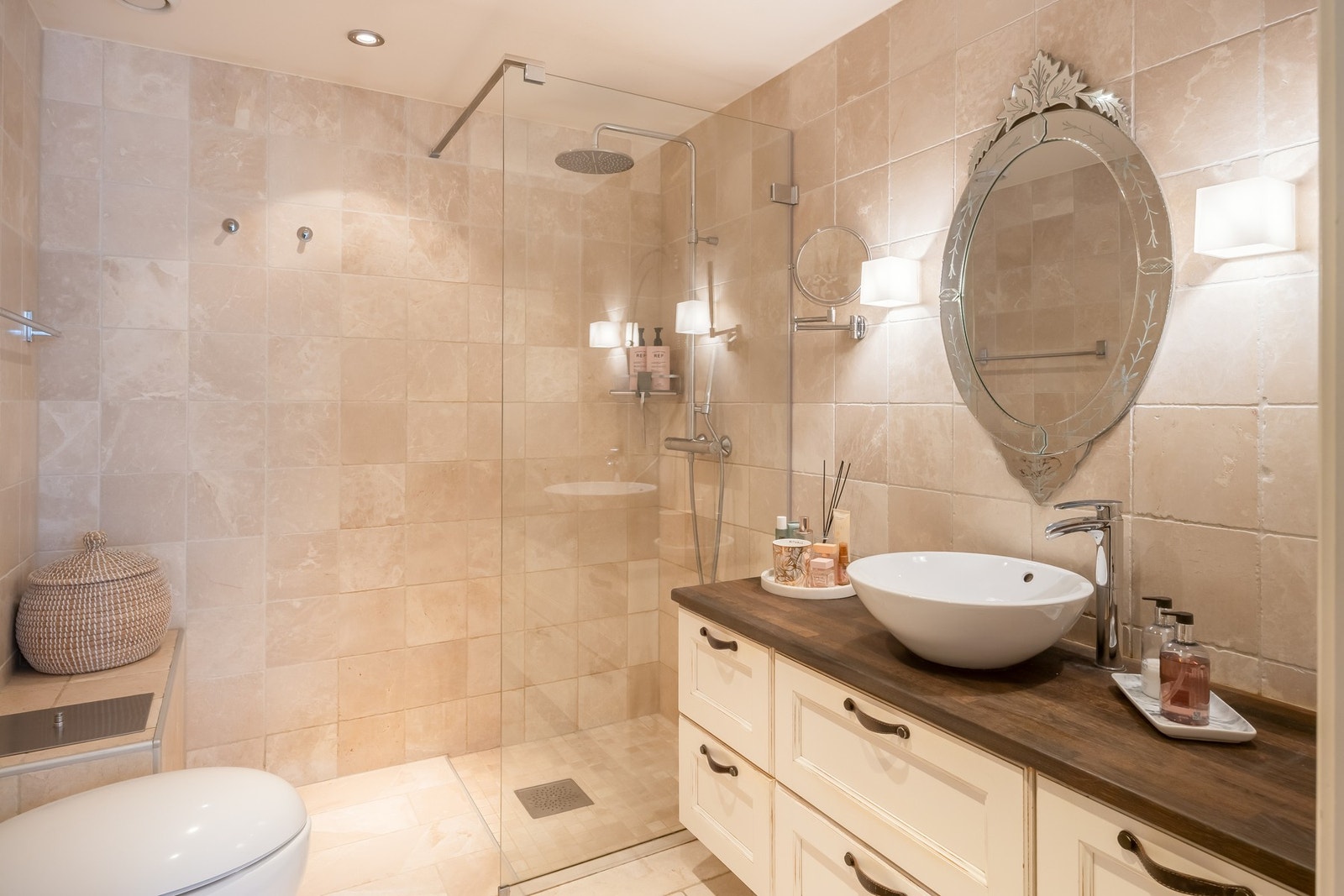 Badet ble renovert i 2016 og fremstår som lyst og pent.