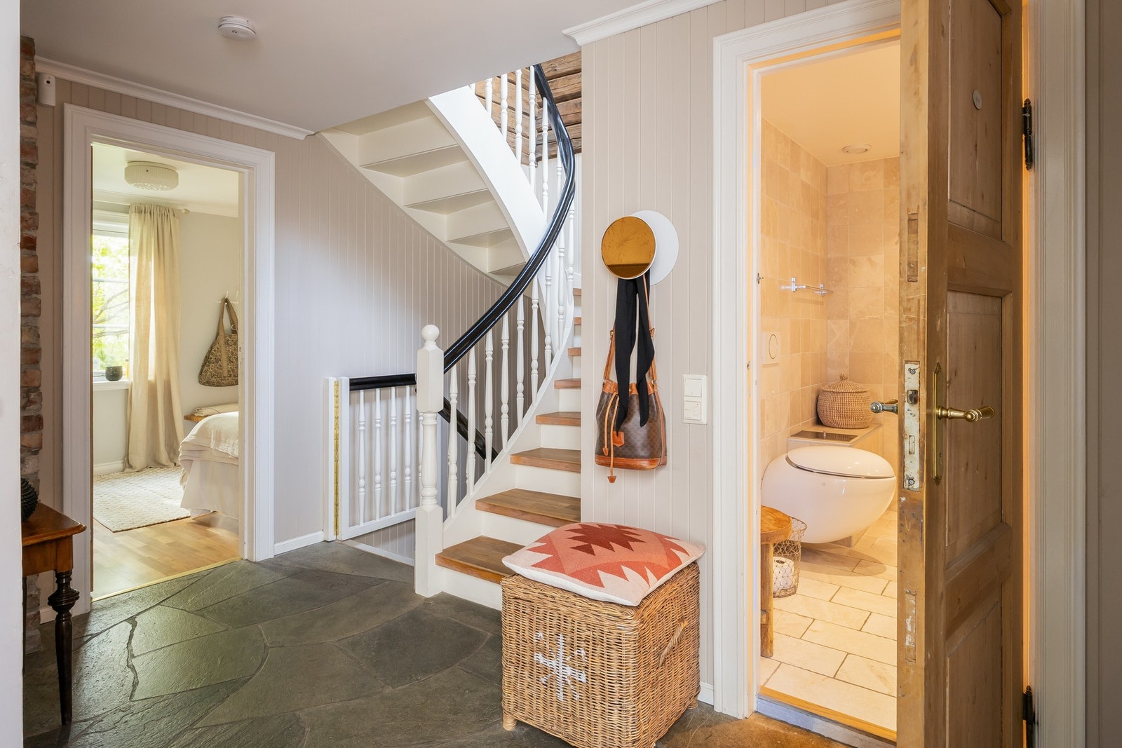 Man kommer inn i en romslig entré/hall på 10,5m².