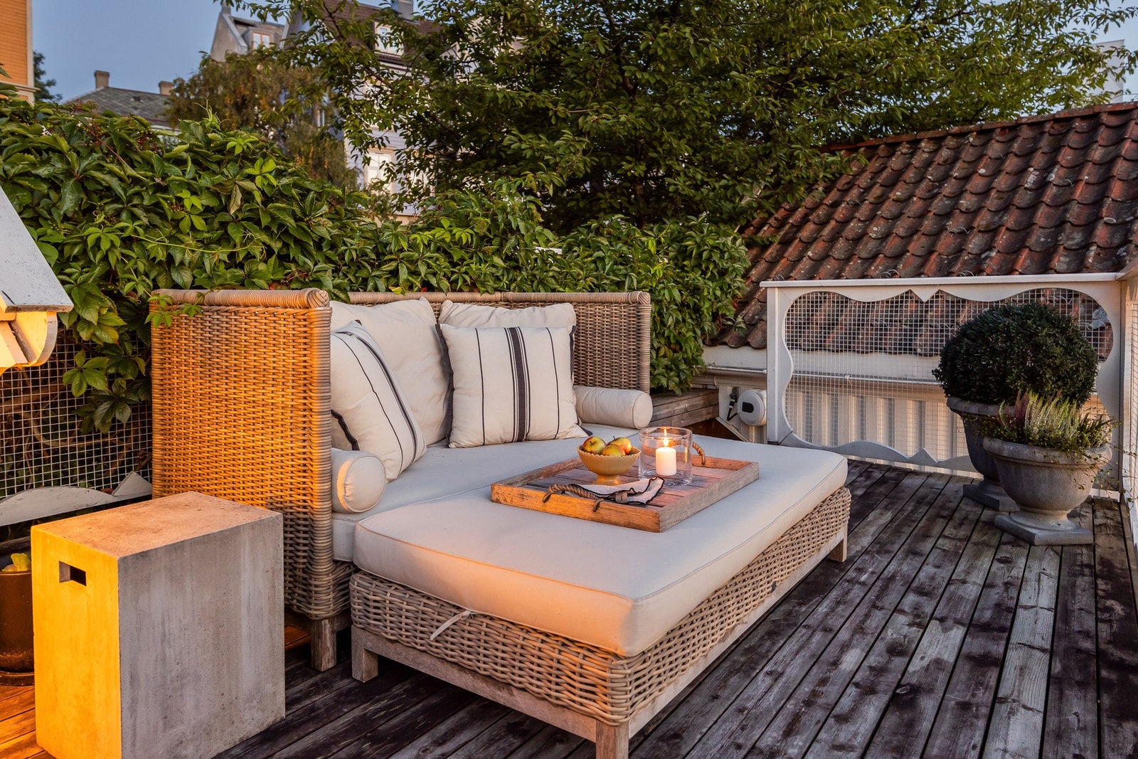 Takterrassen har optimale solforhold fra tidlig morgen og helt til ca. kl 22:30 på sommerstid.