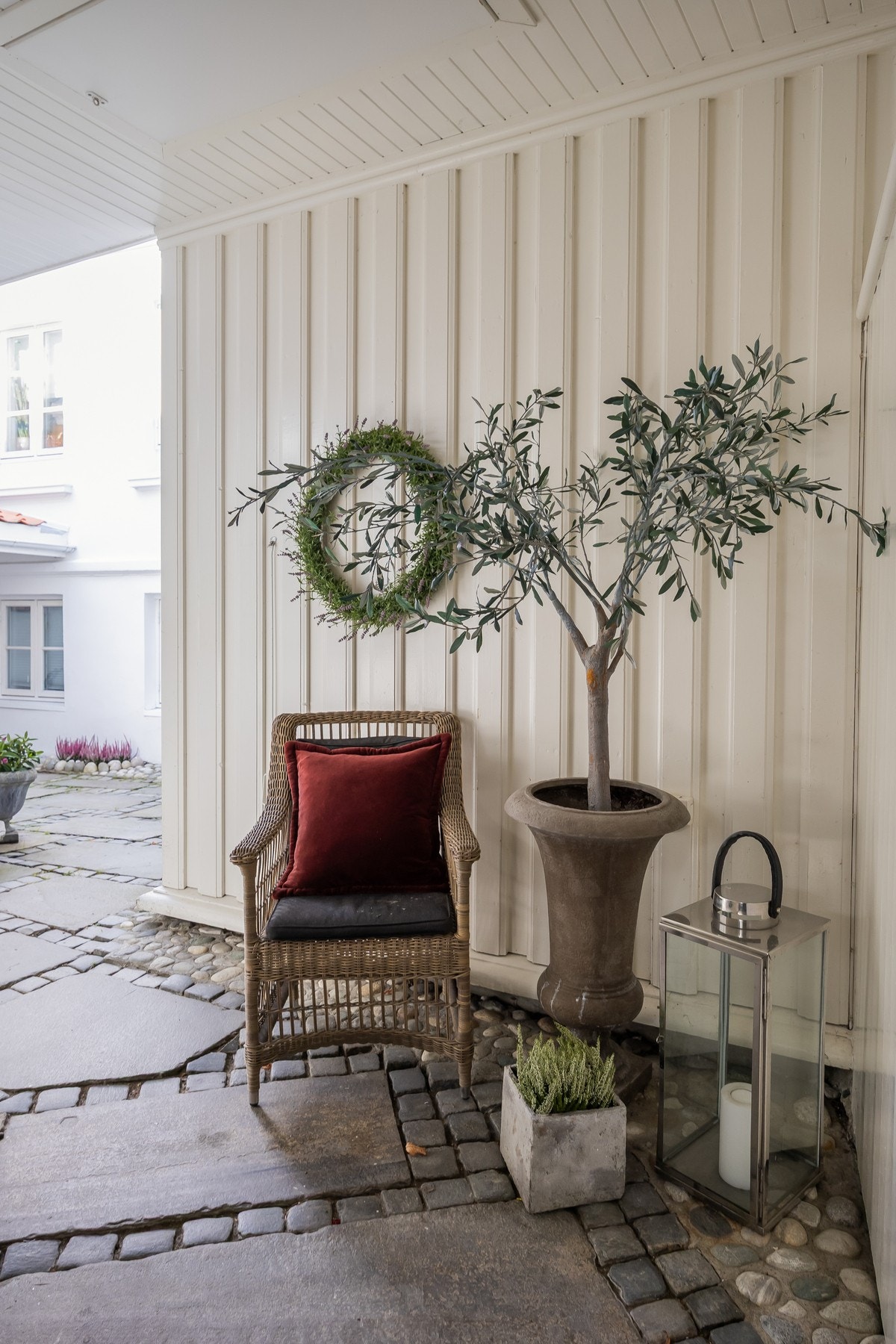 Varmekabler under skifer og brostein i portrom.