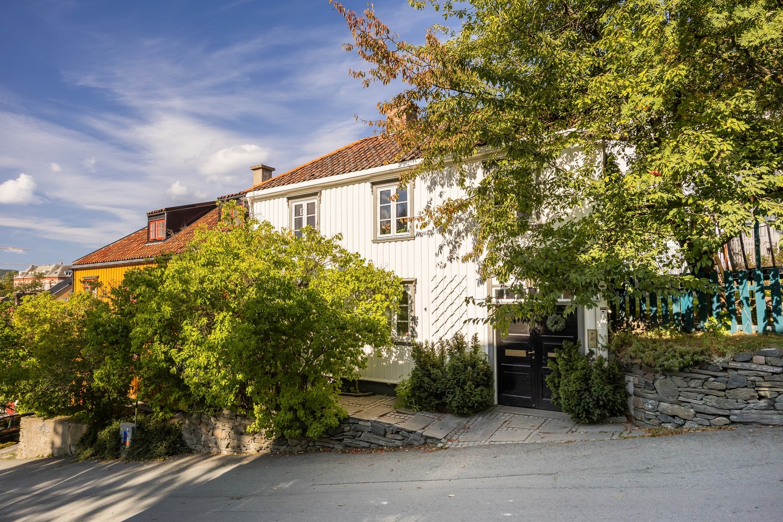 Bygget er senere omfattende oppgradert og fremstår i dag som en moderne bolig med klassisk uttrykk som harmonerer med det historiske nabolaget.