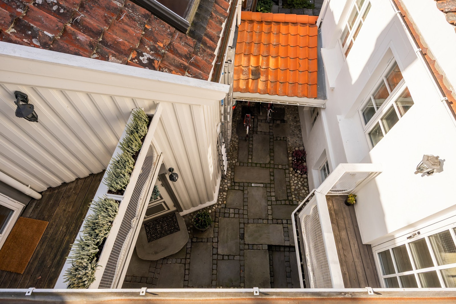 Sjarmerende portrom. Porttelefon med kamera, åpning fra både for- og bakgård