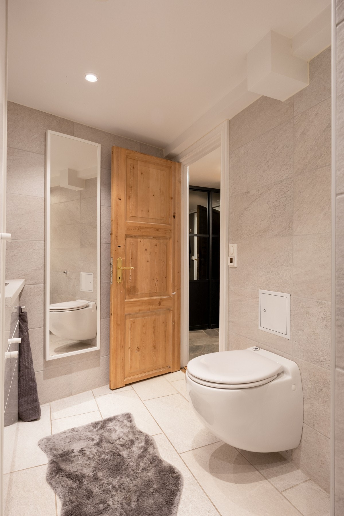 Her er rikelig med skap, utslagsvask, opplegg til vaskemaskin, vegghengt toalett og dusjnisje.