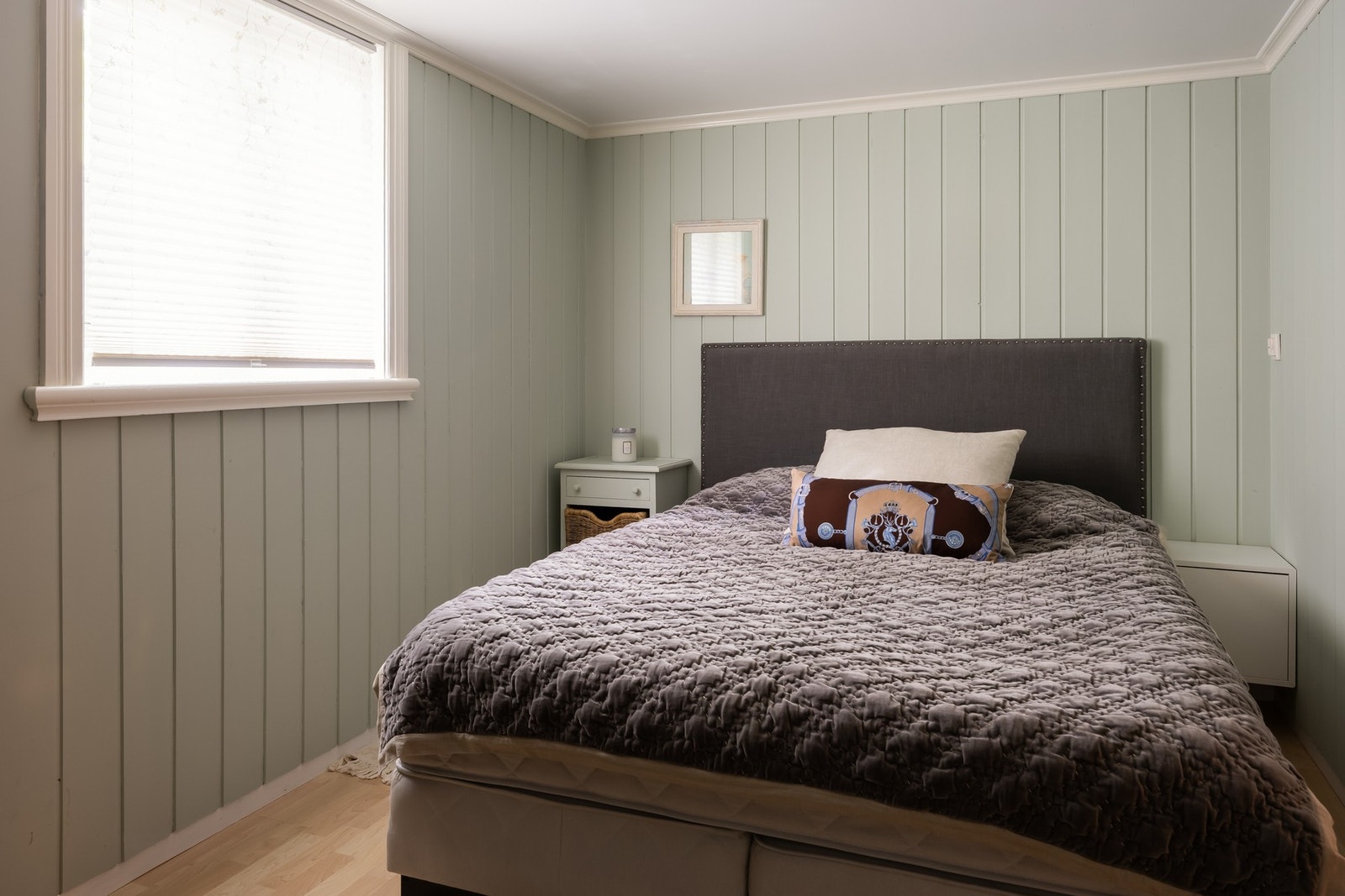 I kjeller finner man et rom på 11,5m². Rommet er godkjent som stue og har av selger blitt benyttet som kombinert stue og gjesterom.