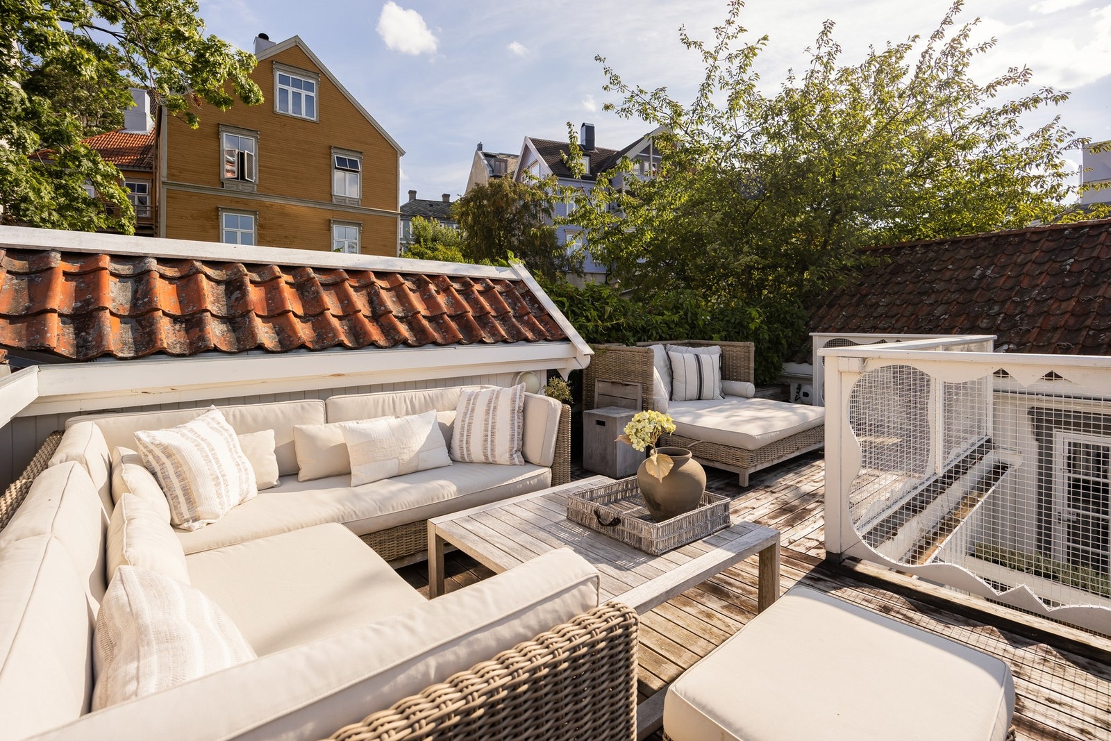 Takterrasse på 26m² med optimale solforhold fra morgen til ca. kl 22:30 på sommers tid.