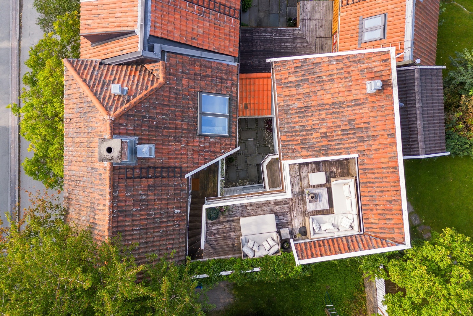 endommen er en hel bygård, i dag benyttet som enebolig i forgård med utleiedel i bakgård. Bakgård er på ca. 69m² og i dag utleid for kr 20.000,- per mnd.