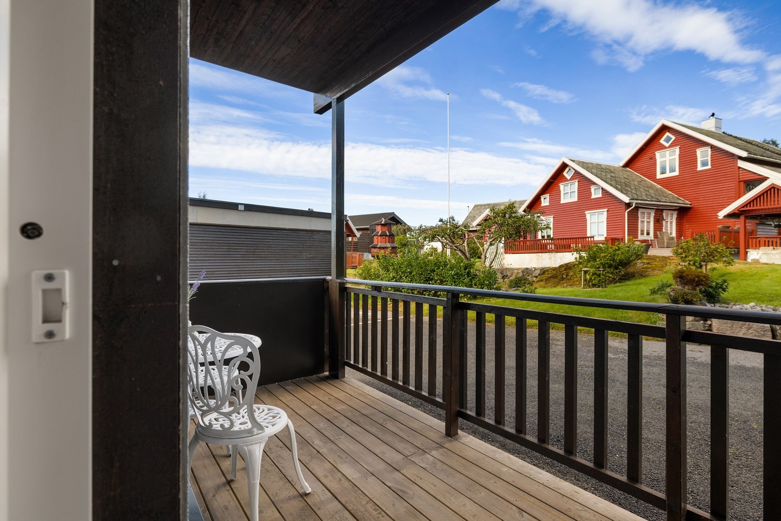 Fra denne terrassen kan man nyte kveldssolen Galleribilde