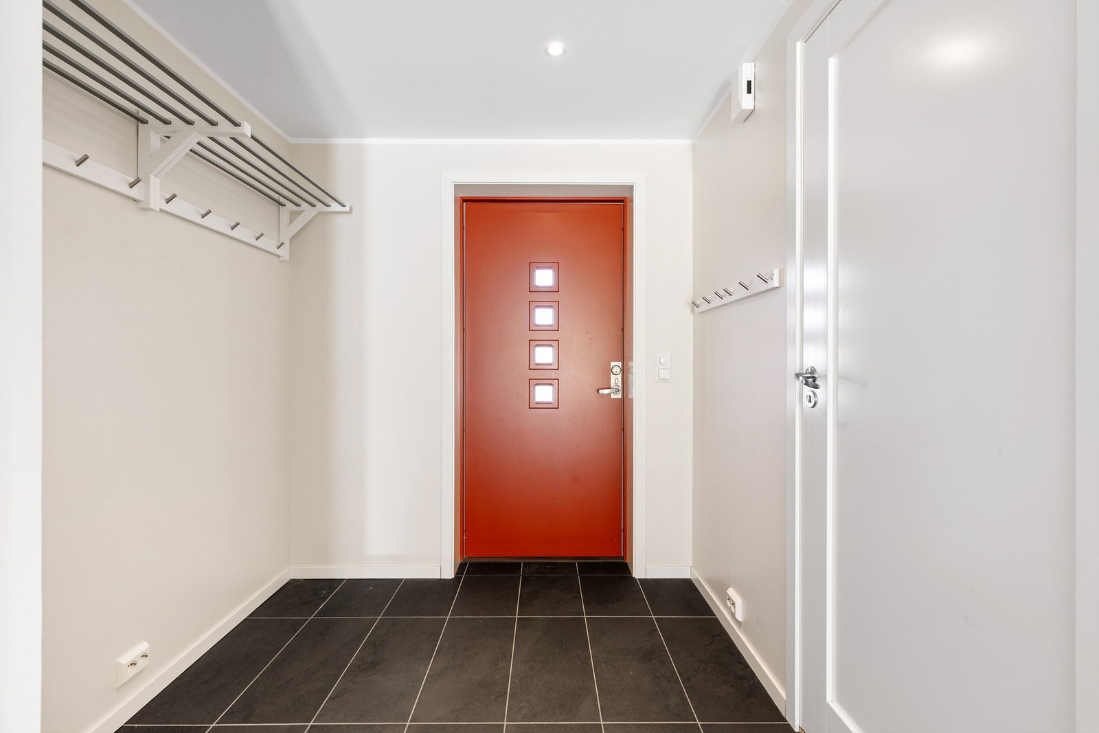 Romslig entrè med plass til å henge fra seg yttertøy Galleribilde