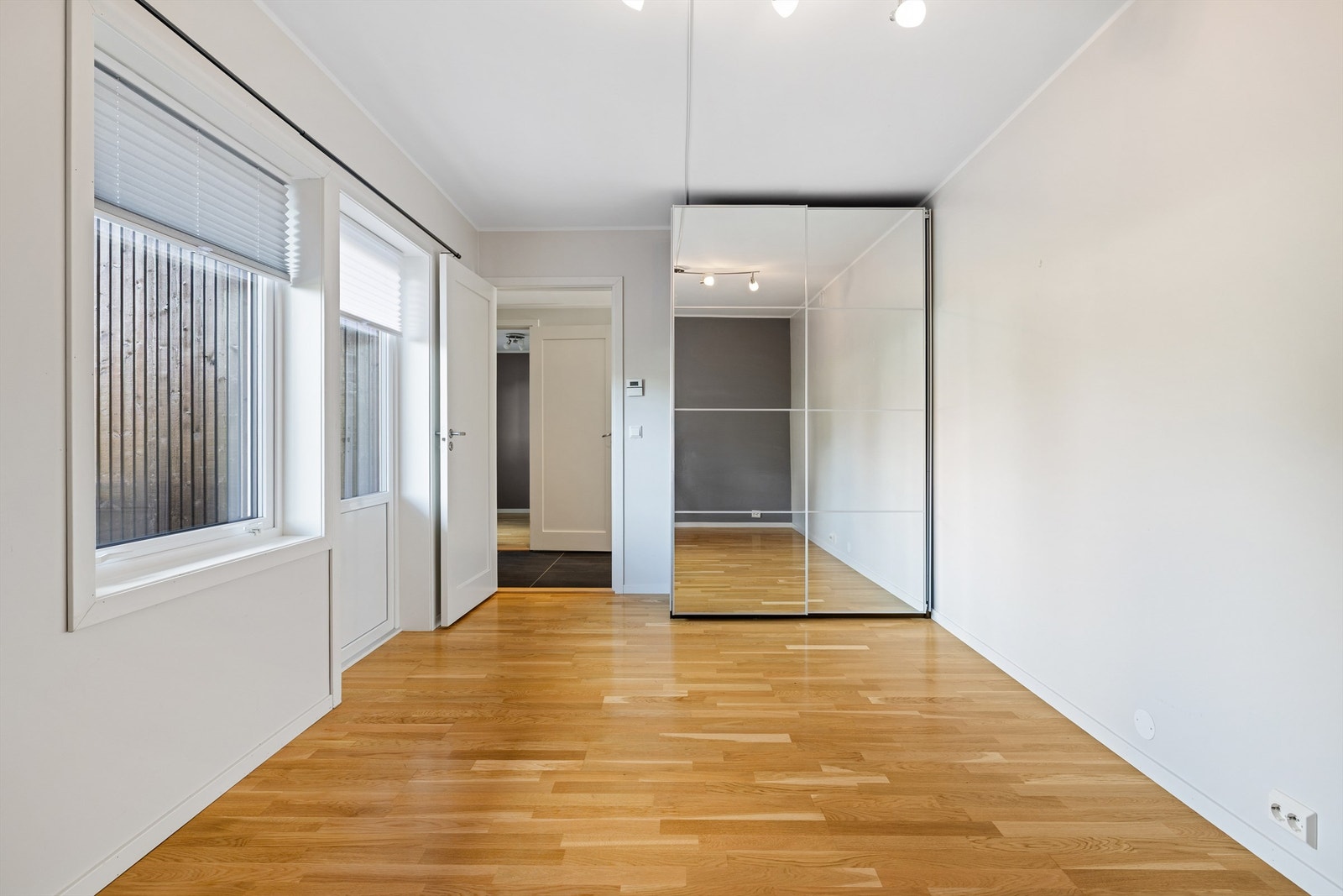 Soverommet har utgang til en terrasse Galleribilde