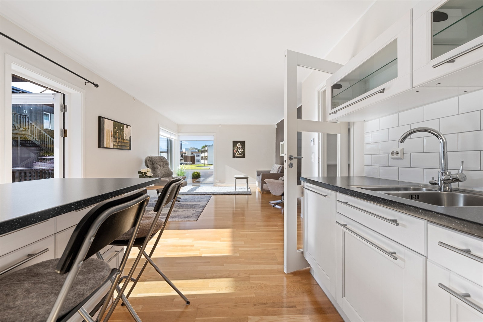 Det er vannbårenvarme i leiligheten som gir en behagelig inne tempratur Galleribilde