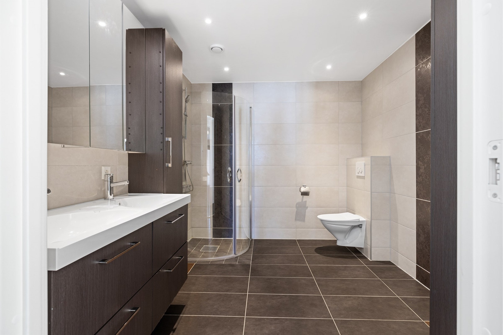 Moderne baderom med stilrent design, romslig dusj og kvalitetsinnredning Galleribilde