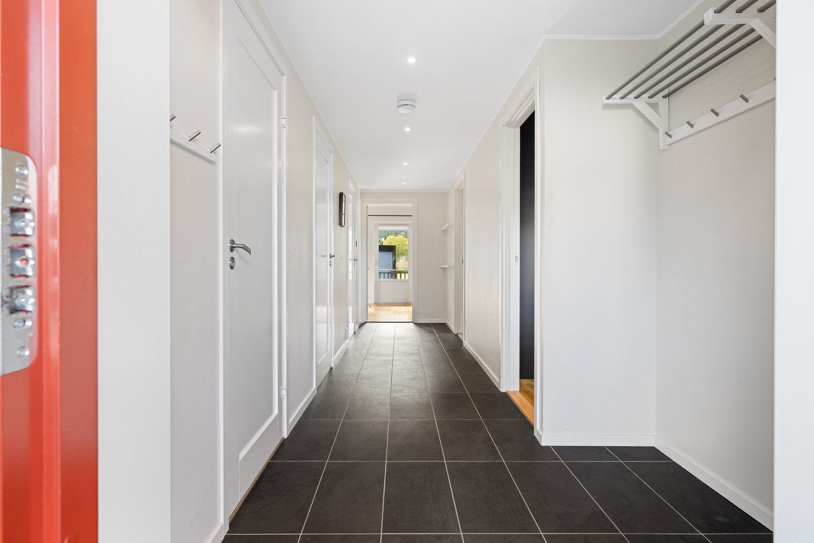 Lys og innbydende gang med fliser Galleribilde