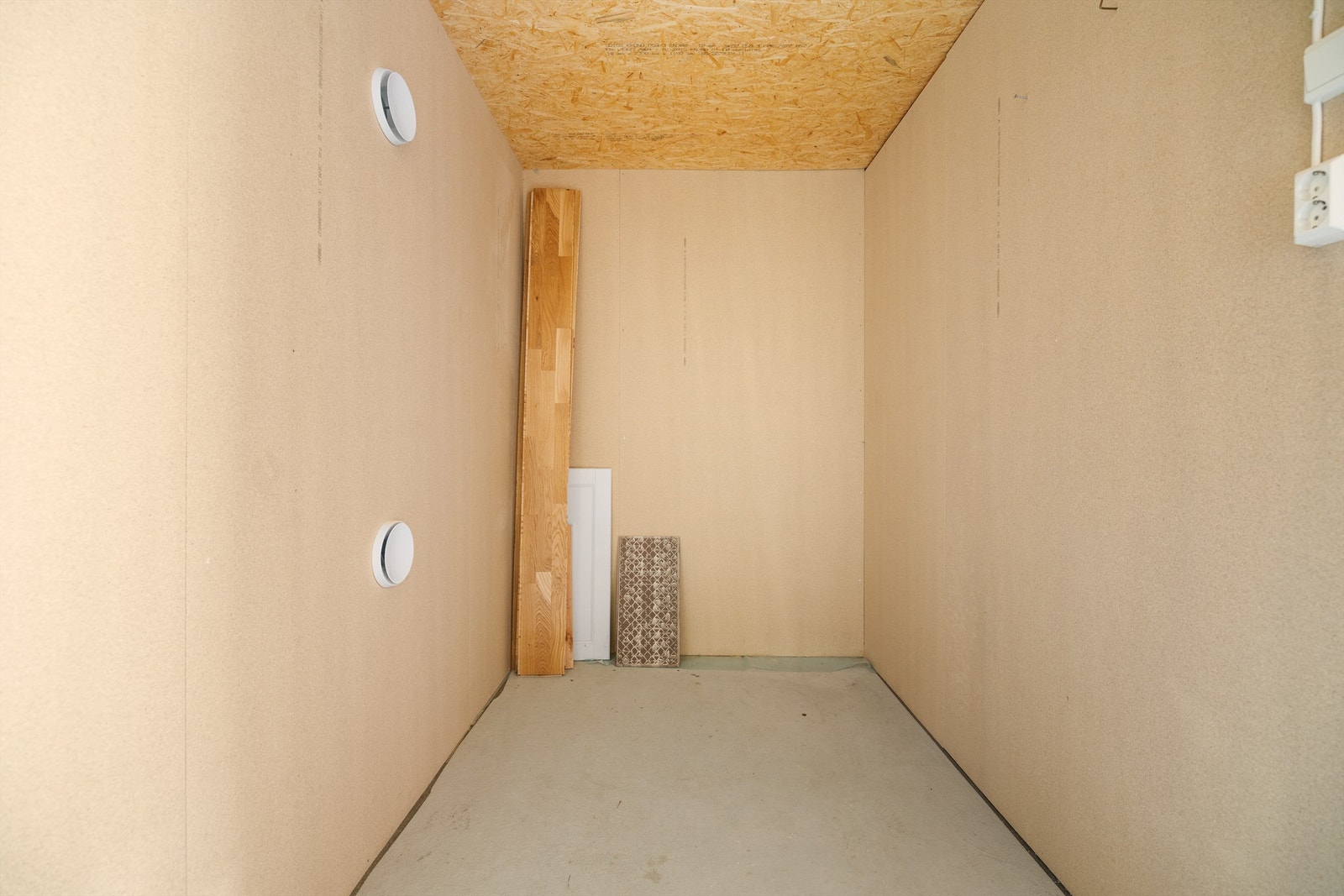 Bod i bakkant av garasje Galleribilde