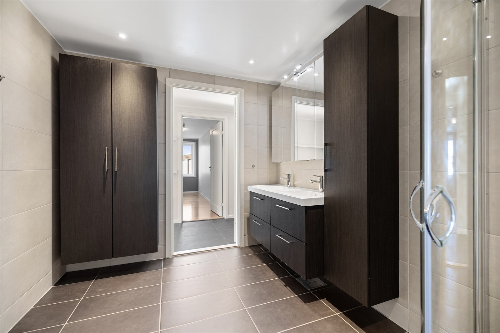 Moderne og romslig bad med mye lagringsplass Galleribilde