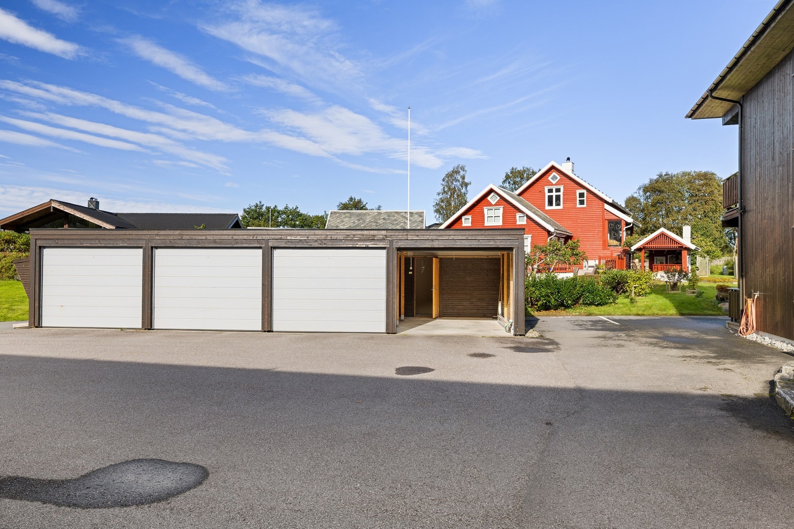 Med leiligheten følger det med en garasje med bod i bakkant. I tillegg har leiligheten parkeringsplass på høyresiden av garasjene Galleribilde