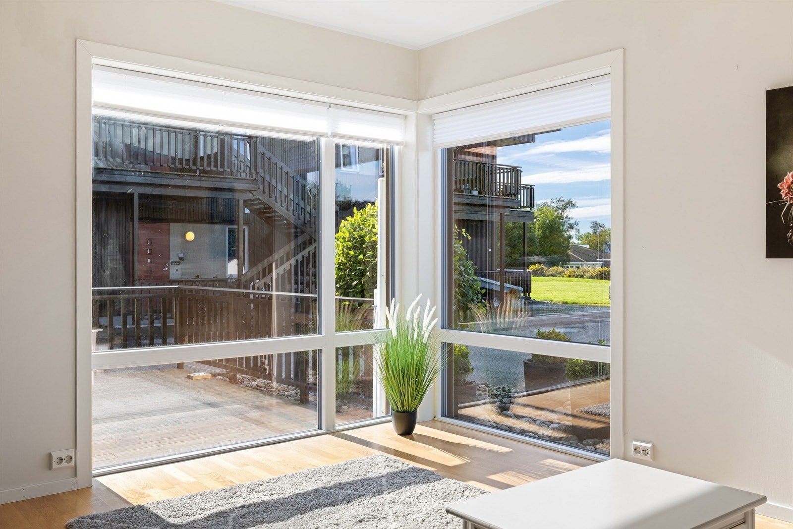 Stuen har store vinduer som slipper inn rikelig med naturlig lys og gir en luftig atmosfære. Galleribilde