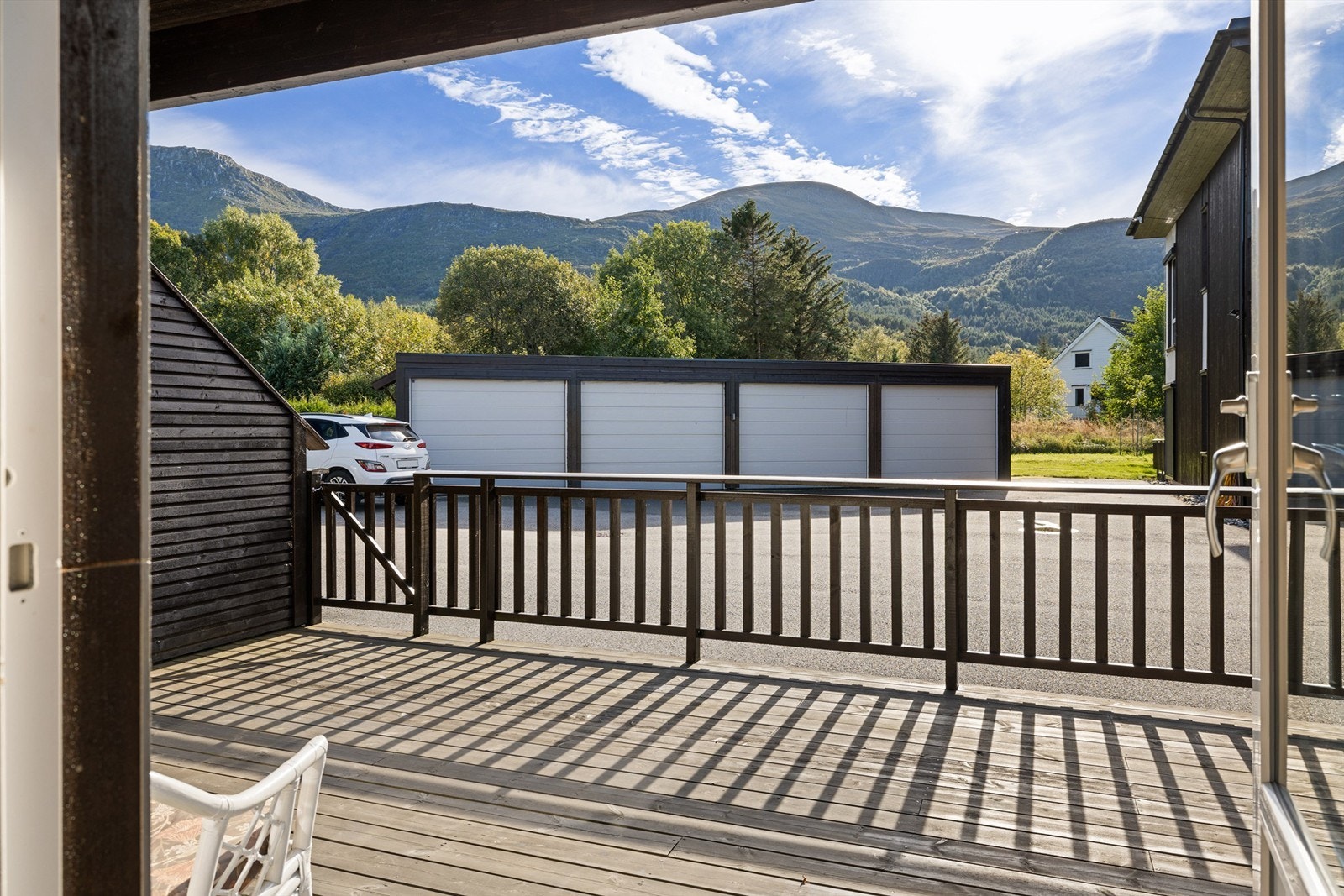 Fra kjøkkenet er det utgang til denne solrike terrassen Galleribilde