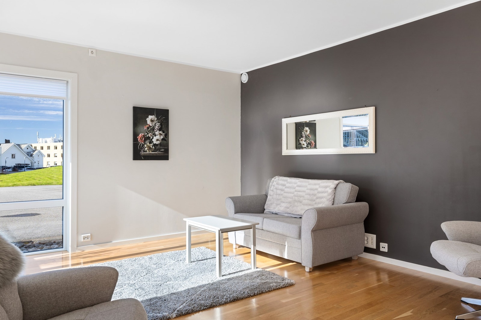 Stuen har store vinduer som slipper inn rikelig med naturlig lys og gir en luftig atmosfære. Galleribilde