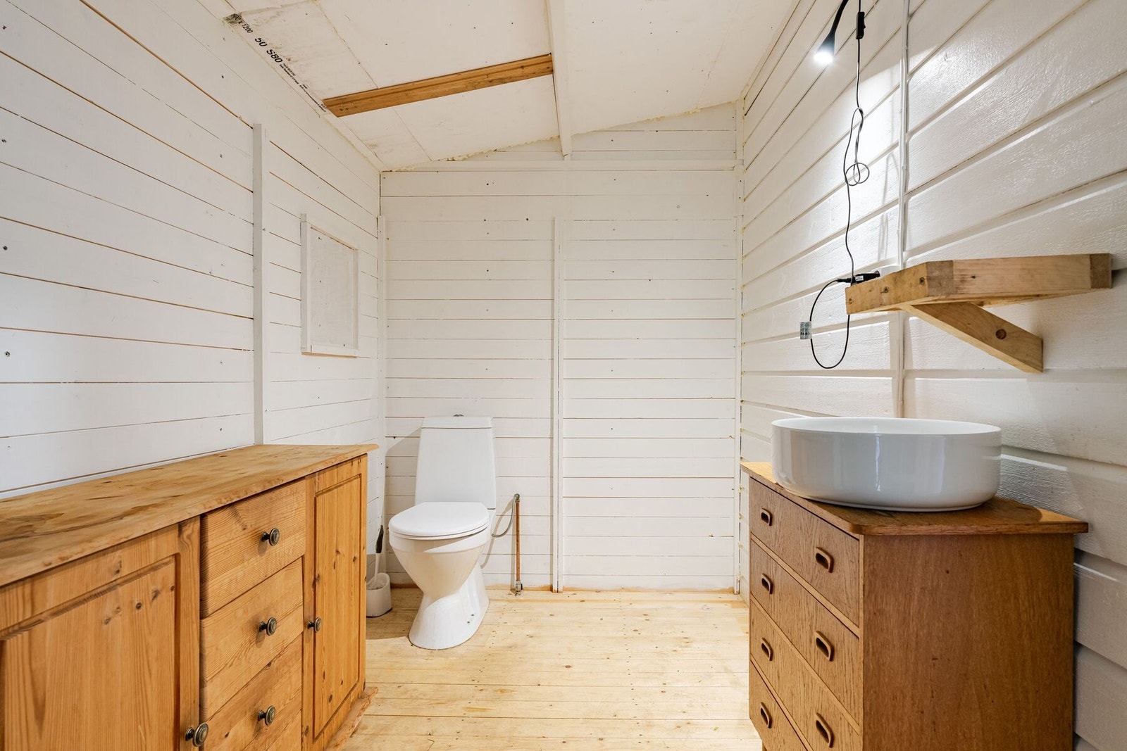 Tilbygg er innredet som toalettrom Galleribilde