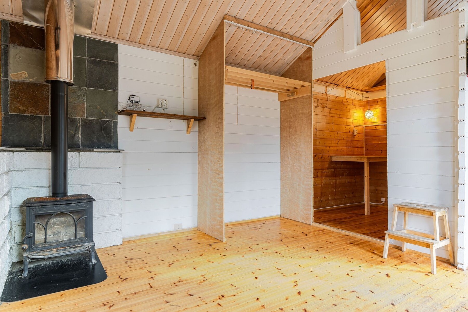 Stue med vedovn som varmer godt Galleribilde