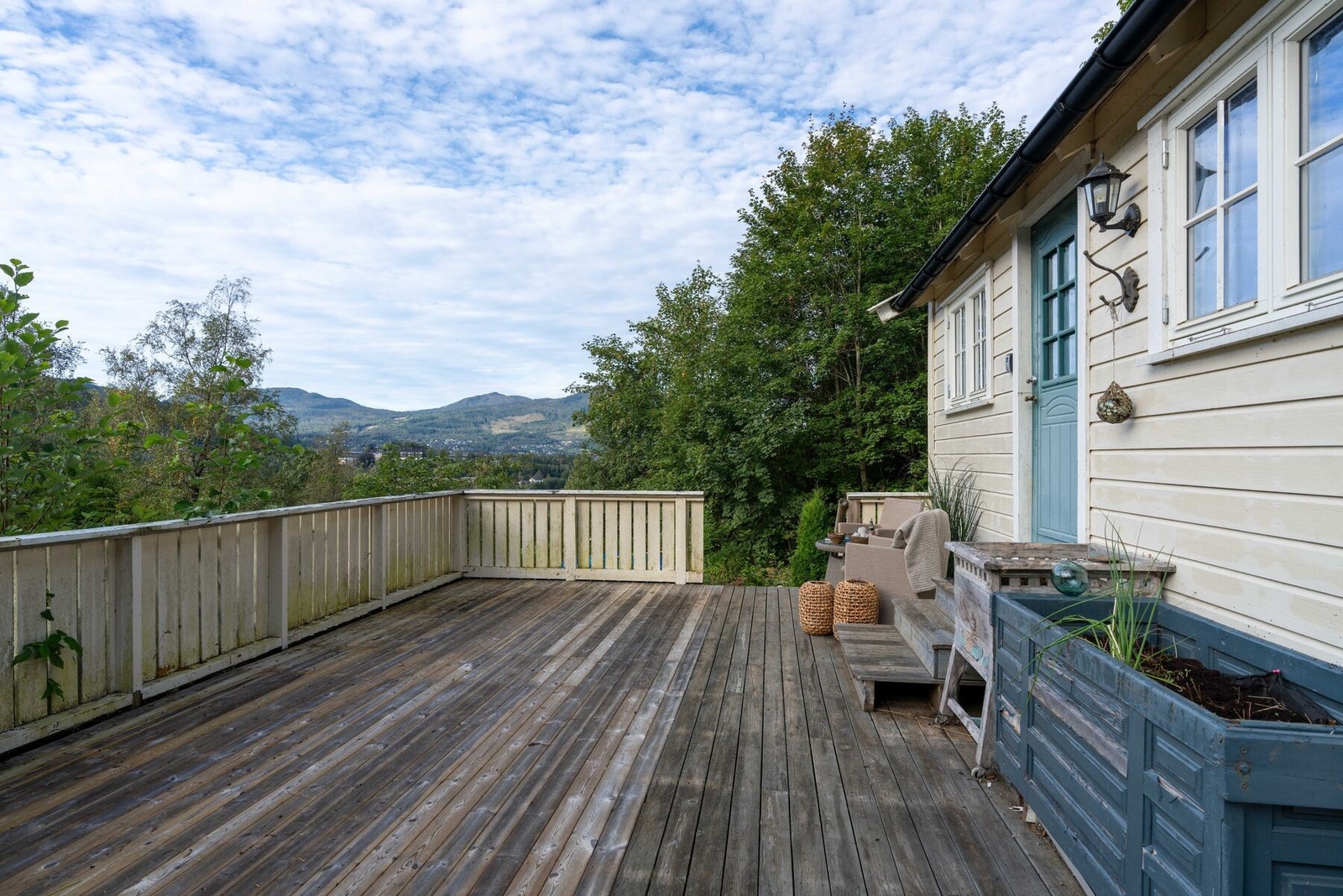 Fra terassen har man utsikt utover surnadalen. Galleribilde