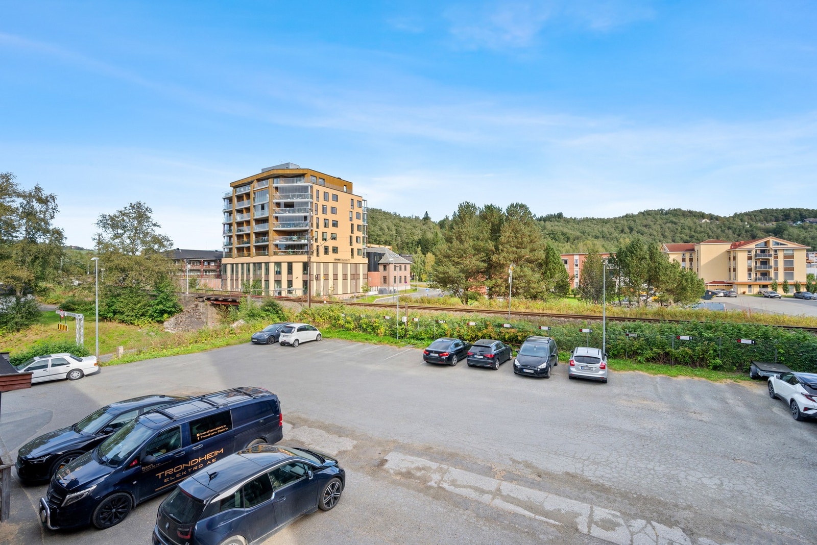 Leiligheten disponerer to faste plasser på felles parkeringsplass. Galleribilde