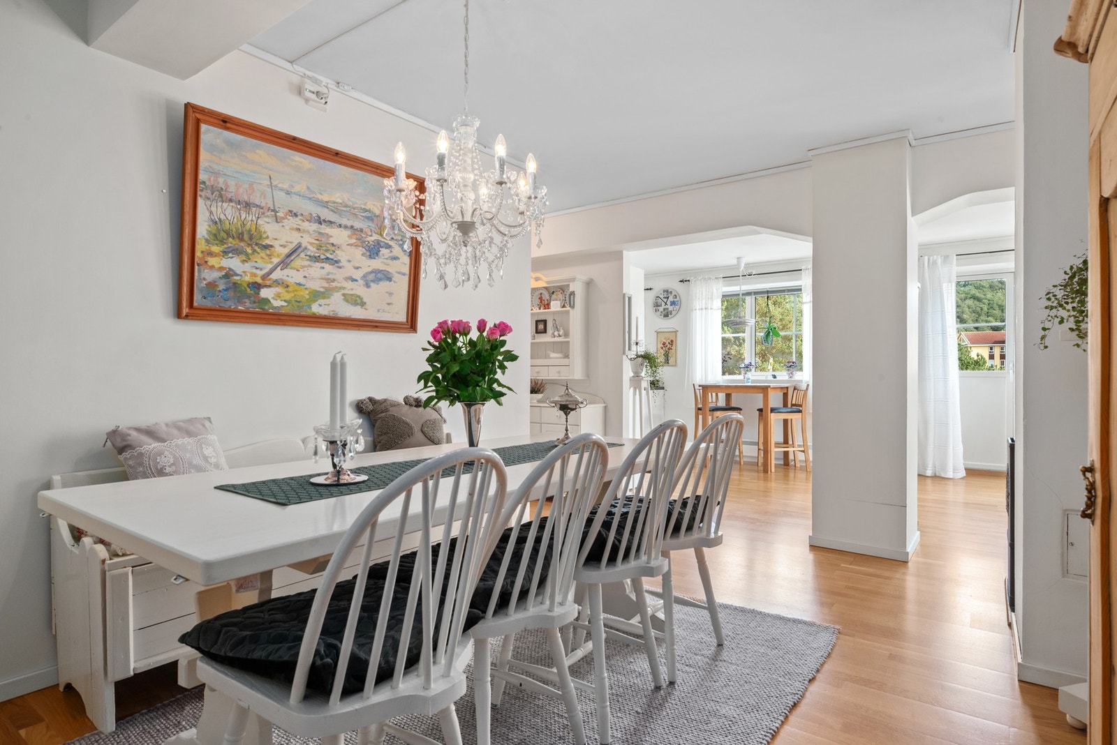 Her er det egen sone for spisebord, med god plass til hele familien. Galleribilde