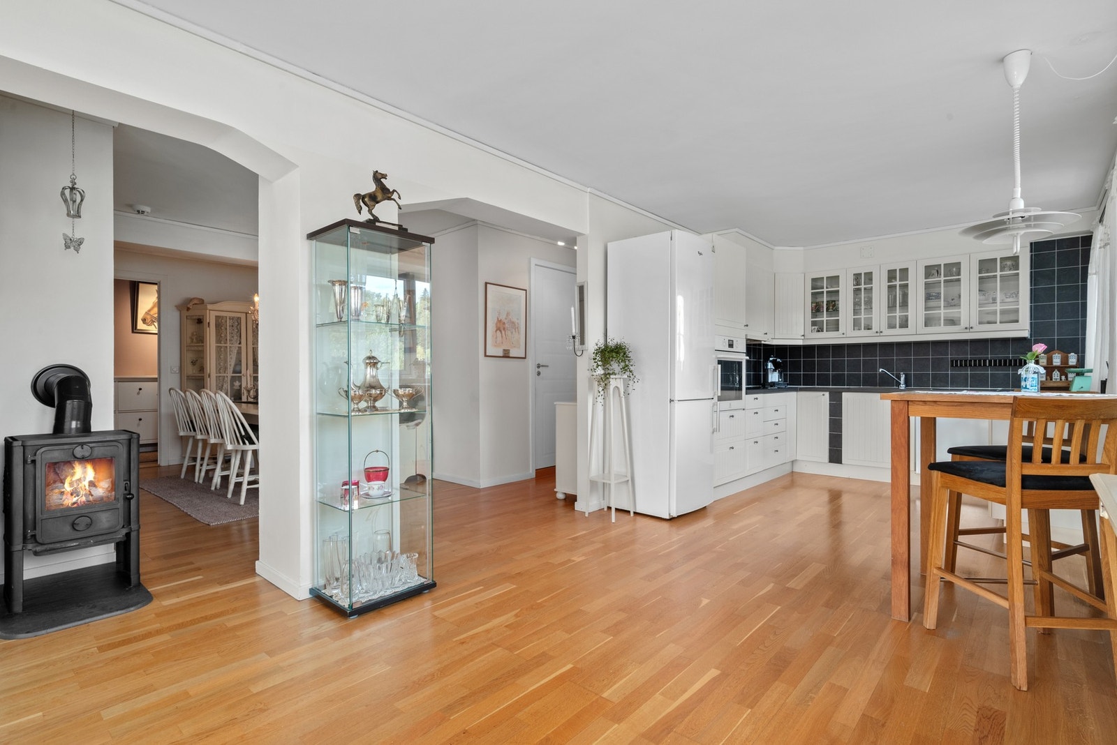 Leiligheten har romslige og gode oppholdsrom med flere soner. Galleribilde