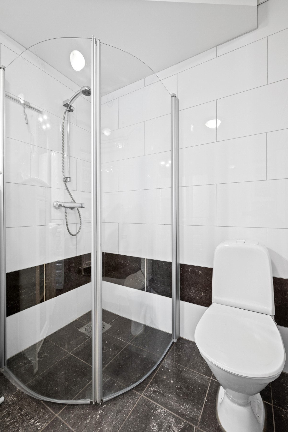 Det er varmekabler på gulv. Galleribilde