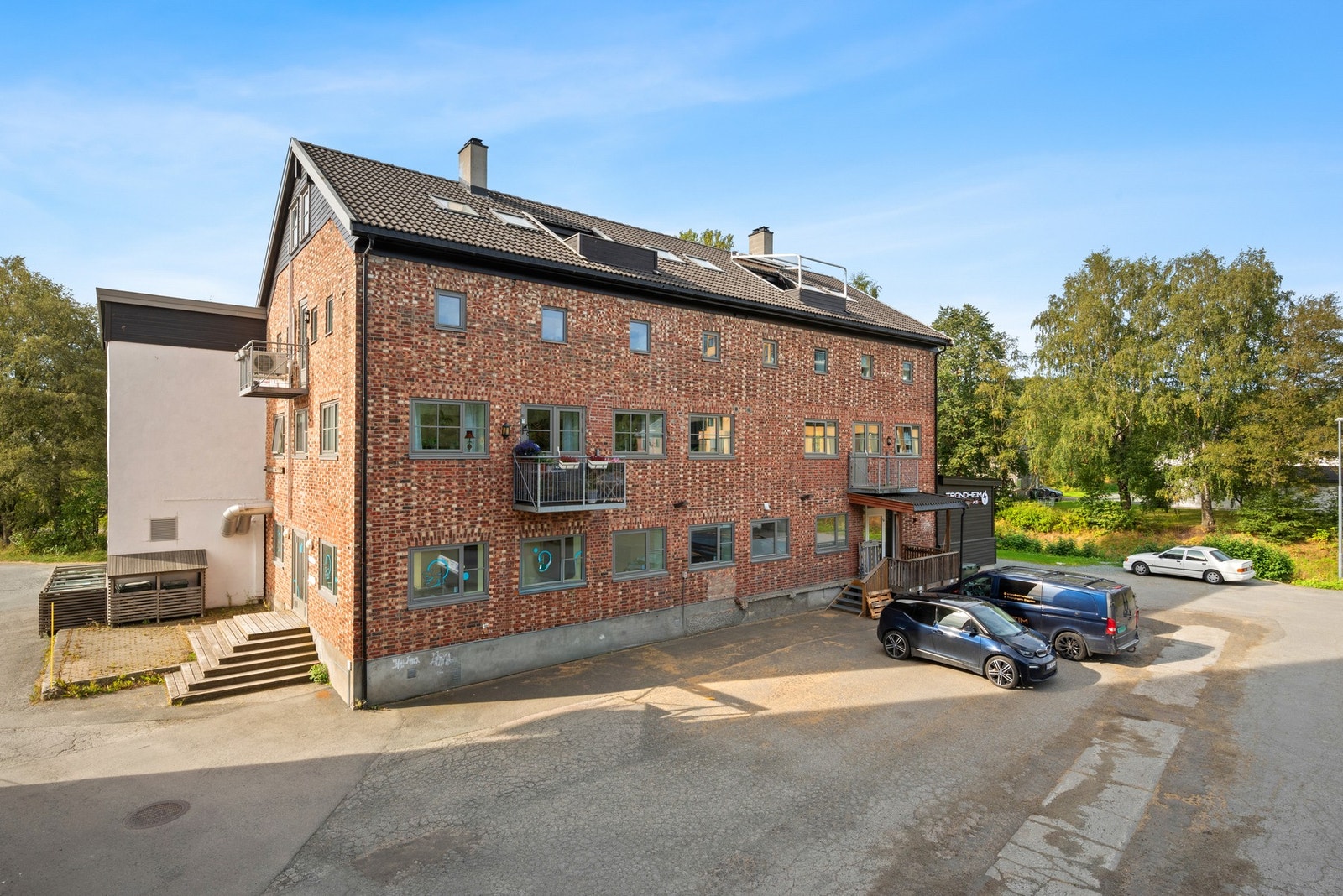 Leiligheten ligger i gamle Mølla, med sentral og samtidig tilbaketrukket beliggenhet. Galleribilde