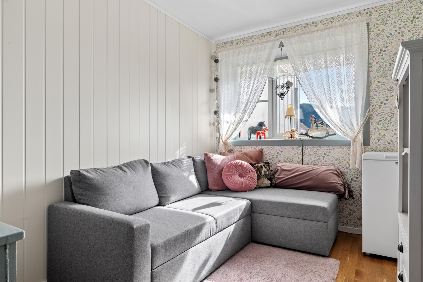 Soverom 2 er på ca. 8 kvm. Galleribilde