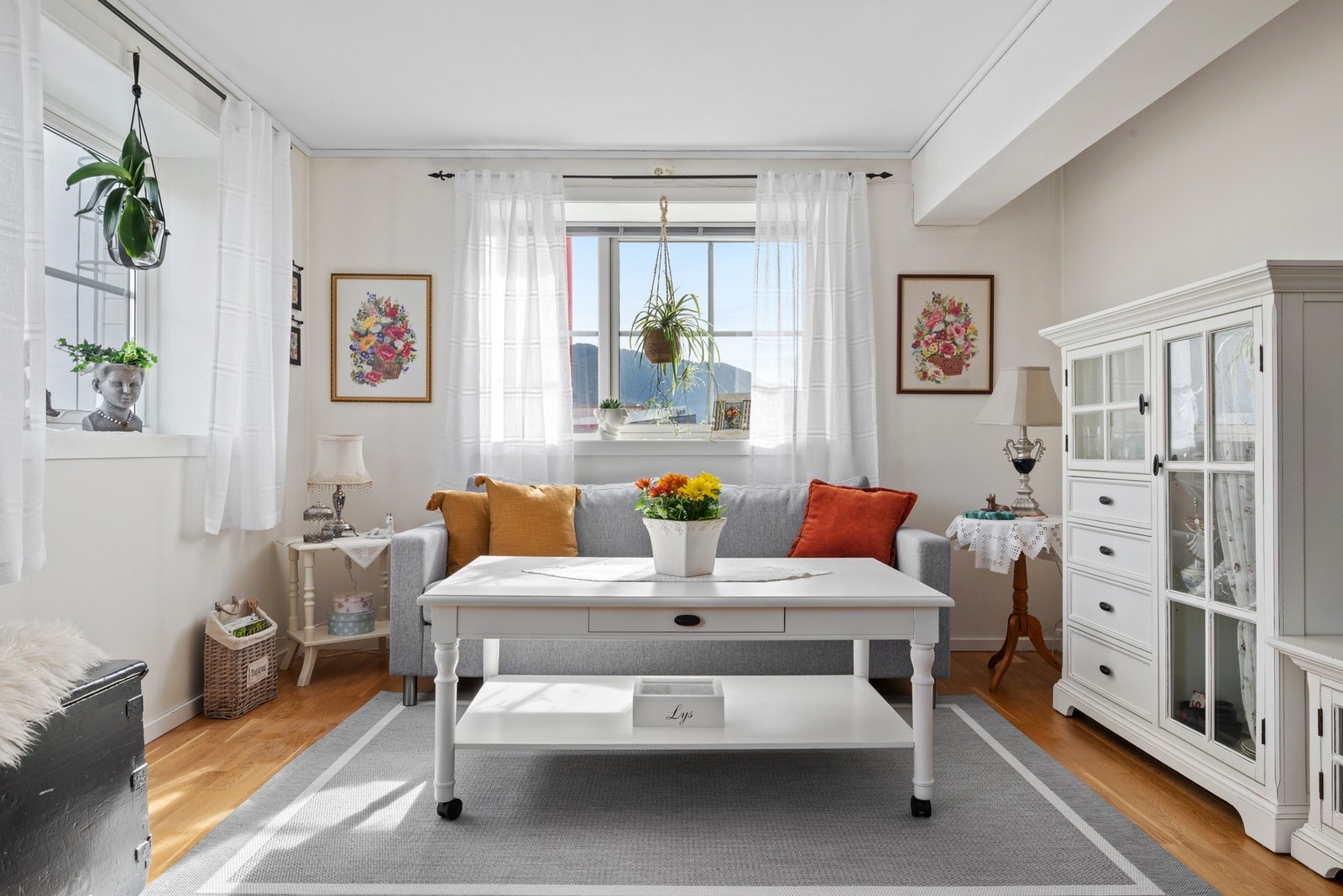 Boligen ligger i 2. etasje, og holder en god standard med praktisk planløsning. Galleribilde