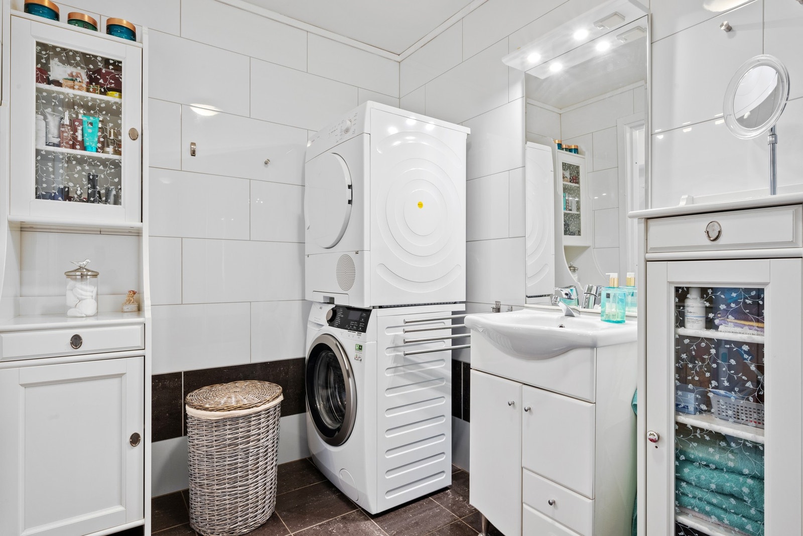 Her er det innredning med servant, toalett, dusjhjørne med innfellbare glassvegger, samt. plass til vaskemaskin og tørketrommel. Galleribilde