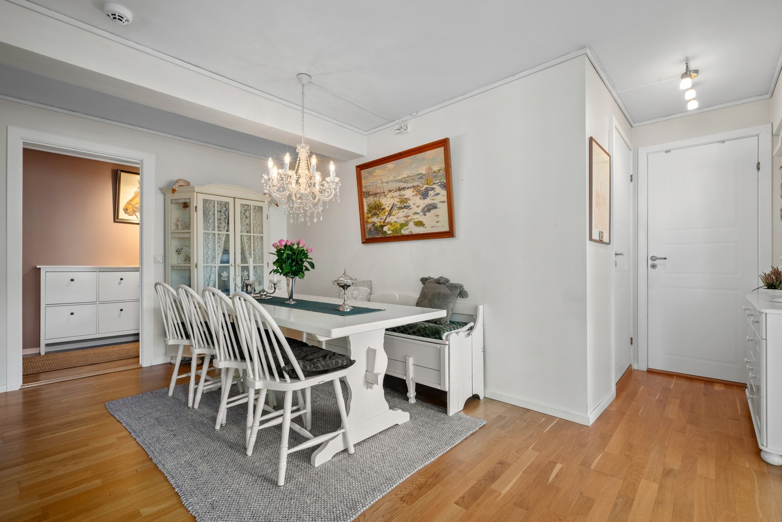 Stue, spisestue og kjøkken i åpen løsning utgjør ca. 47 kvm. Galleribilde