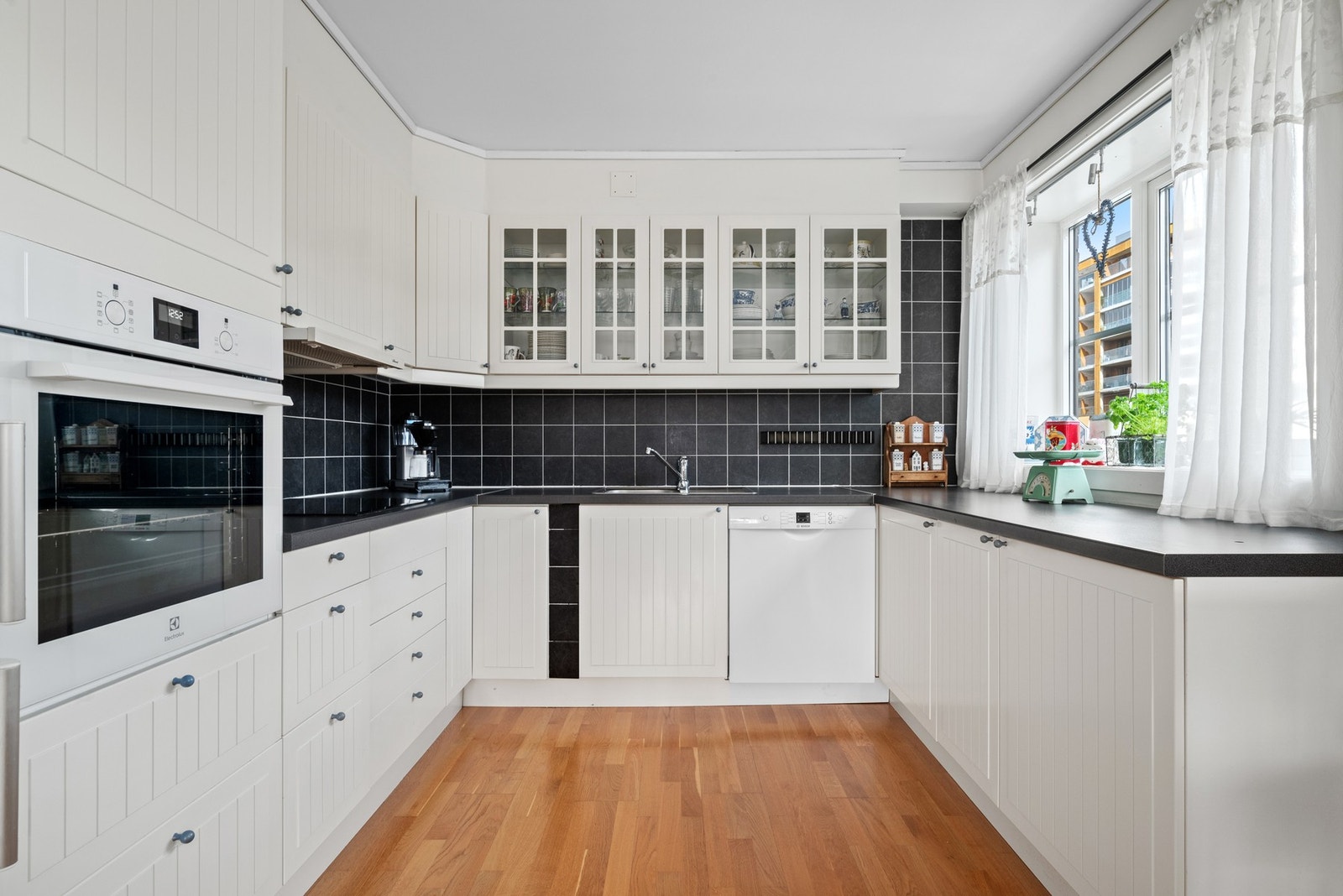 Kjøkkenet er fra 2003, og fremstår som lyst og delikat. Galleribilde