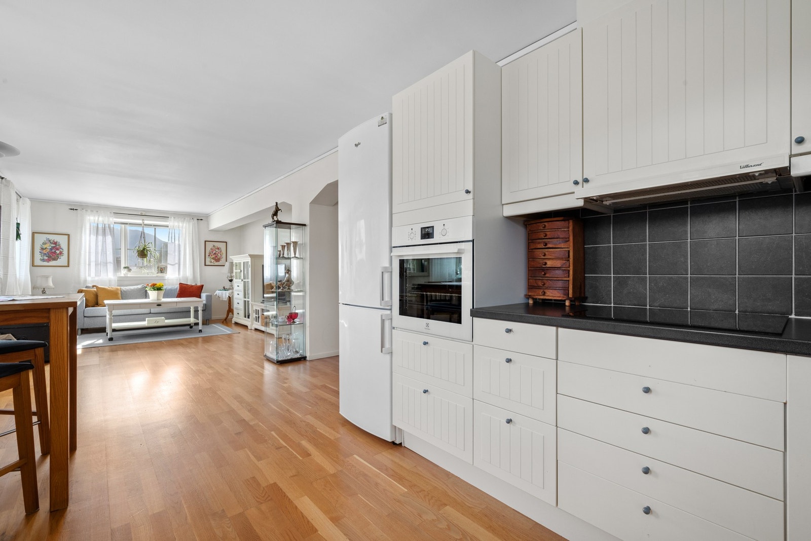 Kjøkkenet inneholder integrert platetopp, stekeovn og oppvaskmaskin. Galleribilde