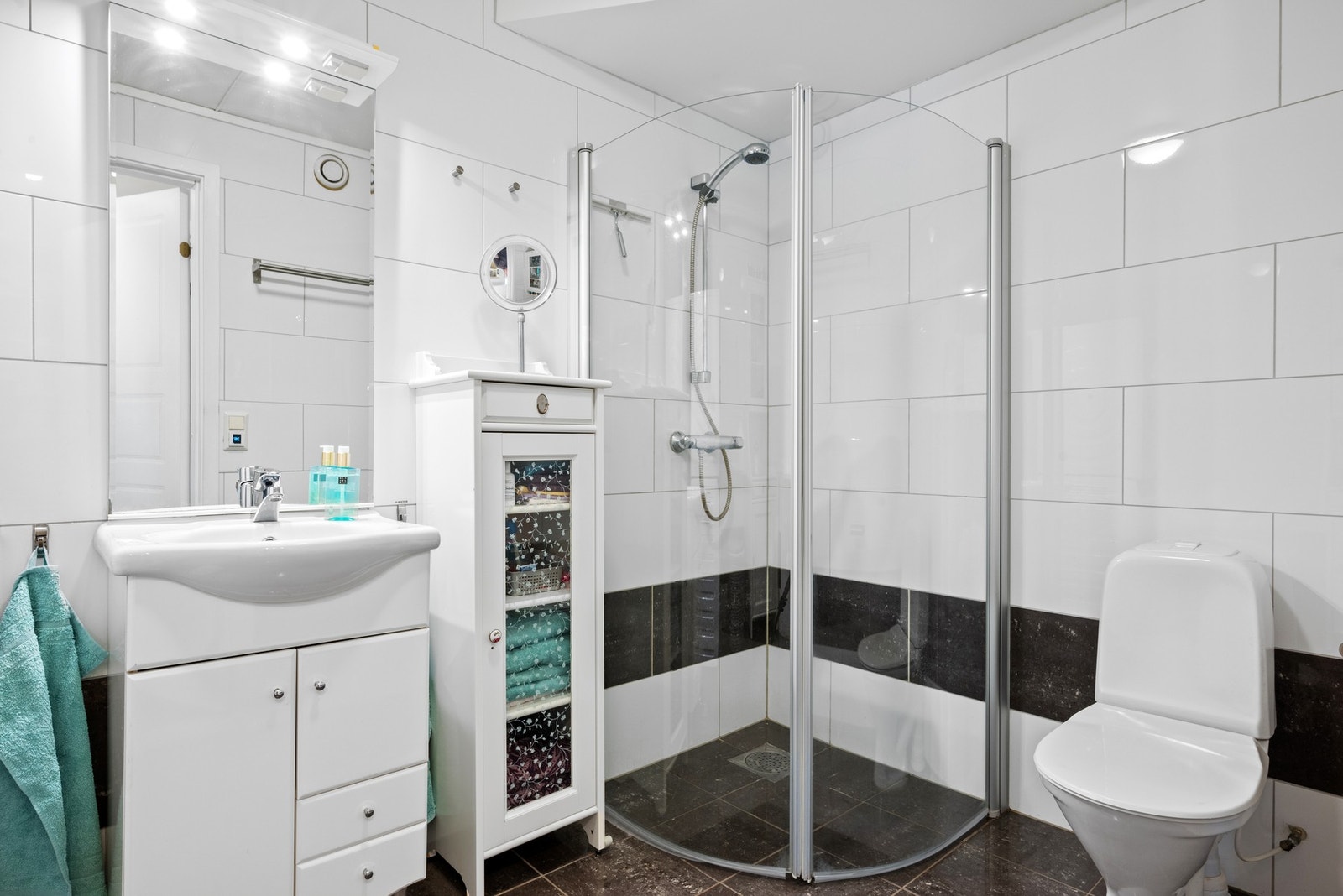 Badet er oppgradert i 2009 med flis på vegg og gulv. Galleribilde