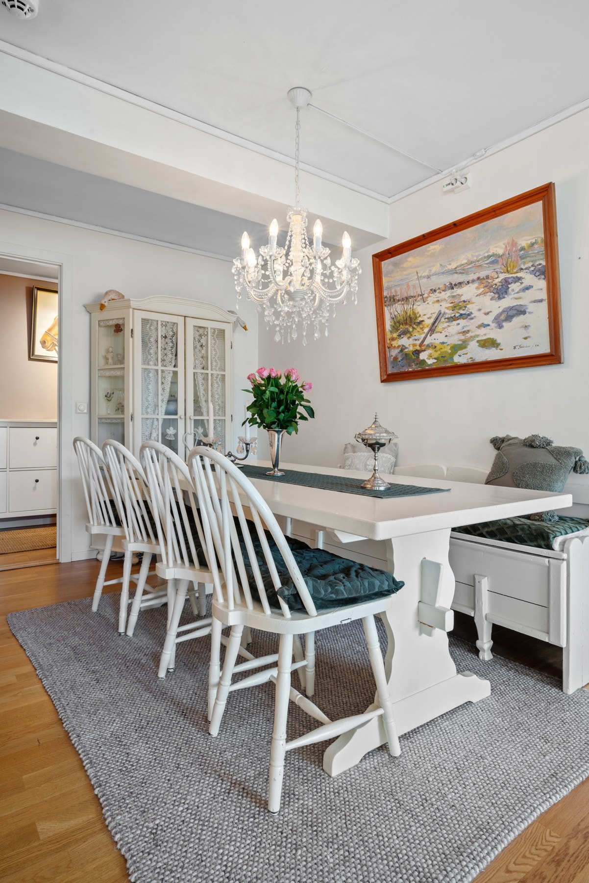 Leiligheten har gjennomgående parkett på gulv, og fremstår tidløs. Galleribilde